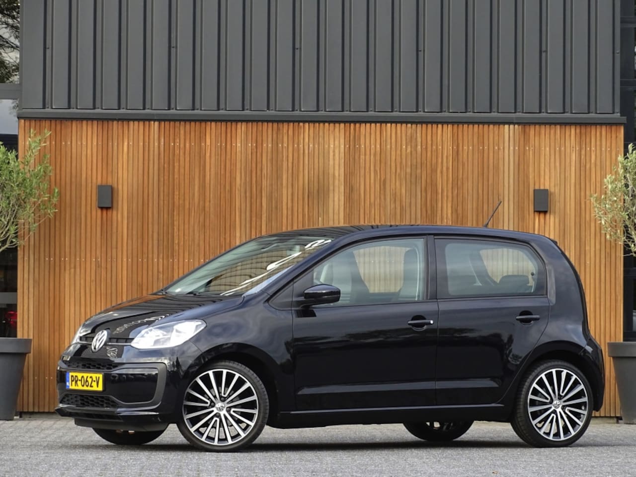 Volkswagen Up! - 1.0 60PK / BMT move up! / luxe pakket / LED / 2017 *NAP* - AutoWereld.nl