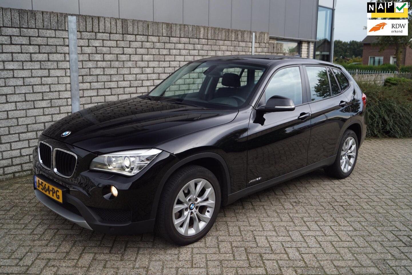 BMW X1 - XDrive28i High Executive Autom 245 PK Navi Xenon Clima Stoelverw Cruise 2x PDC LMV ENZ. - AutoWereld.nl