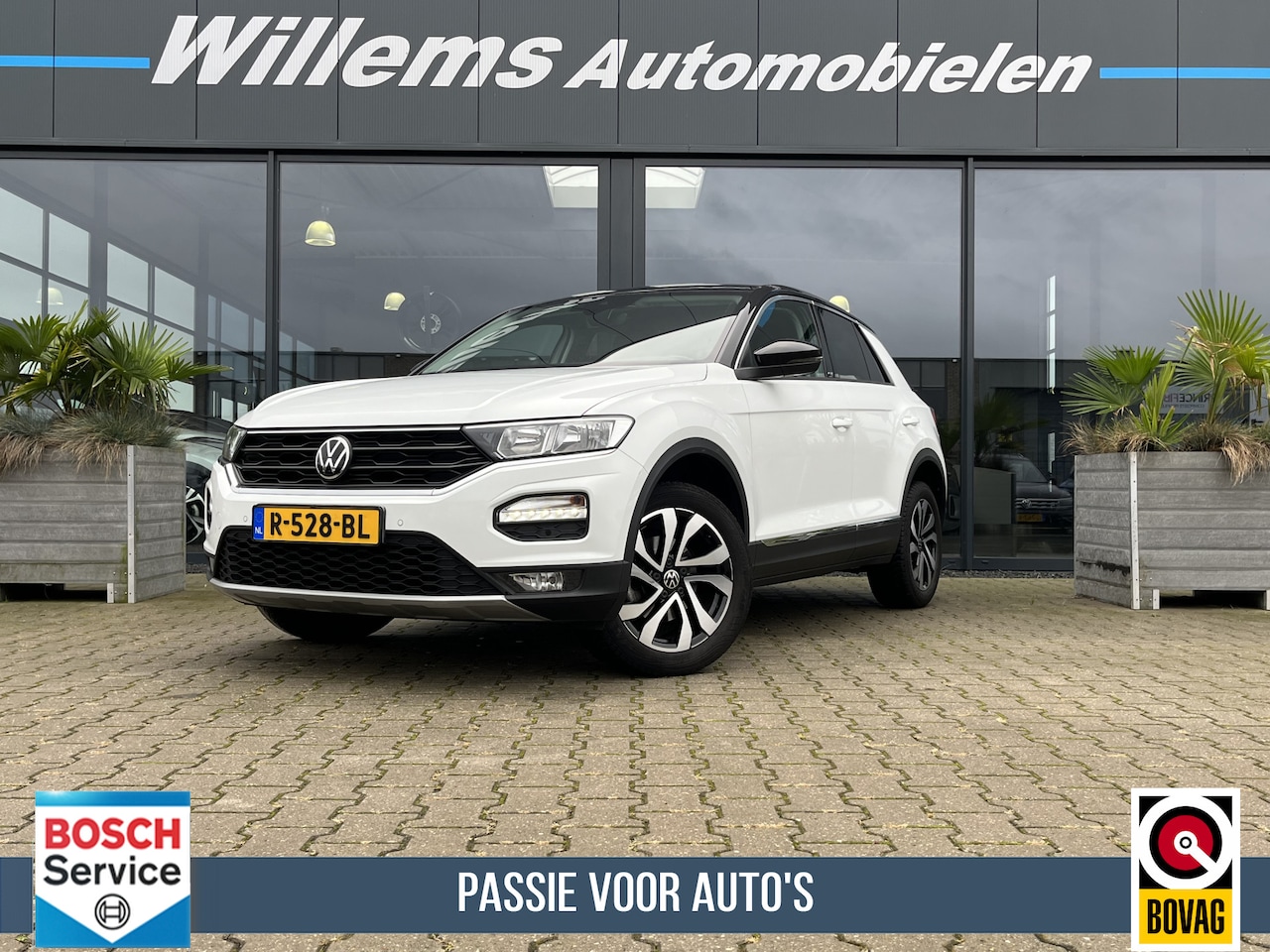 Volkswagen T-Roc - 1.5 TSI Active Cruise Control, Trekhaak & Stoelverwarming - AutoWereld.nl