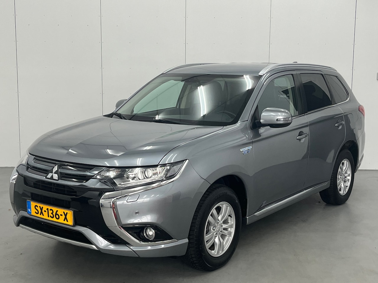 Mitsubishi Outlander - 2.0 PHEV Pure / Trekhaak / Camera / Leer - AutoWereld.nl