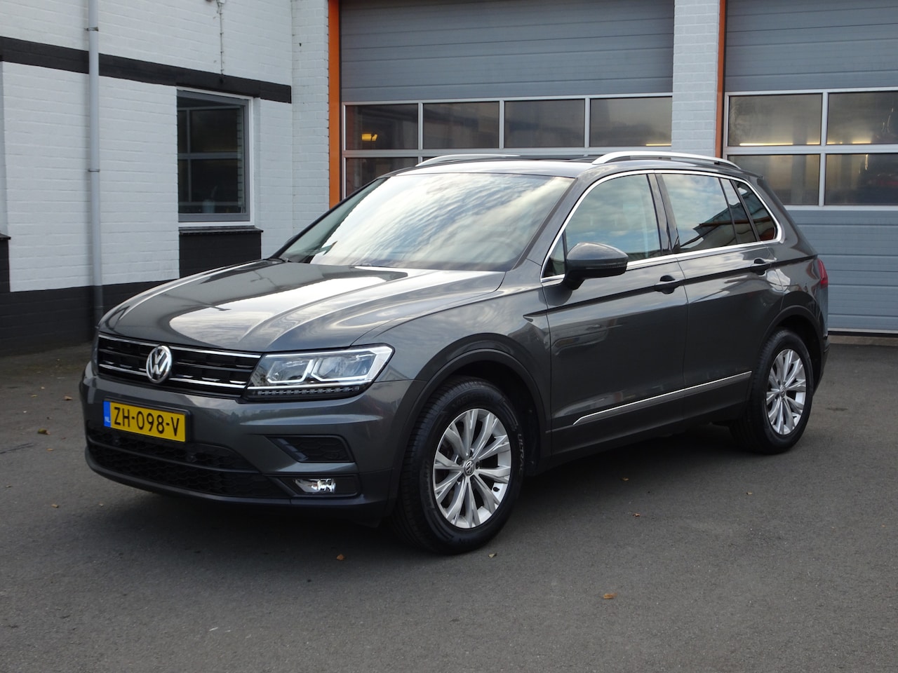 Volkswagen Tiguan - 1.5 TSI Comfortline Business Automatische airco, navigatie, panorama dak, parkeersensoren - AutoWereld.nl