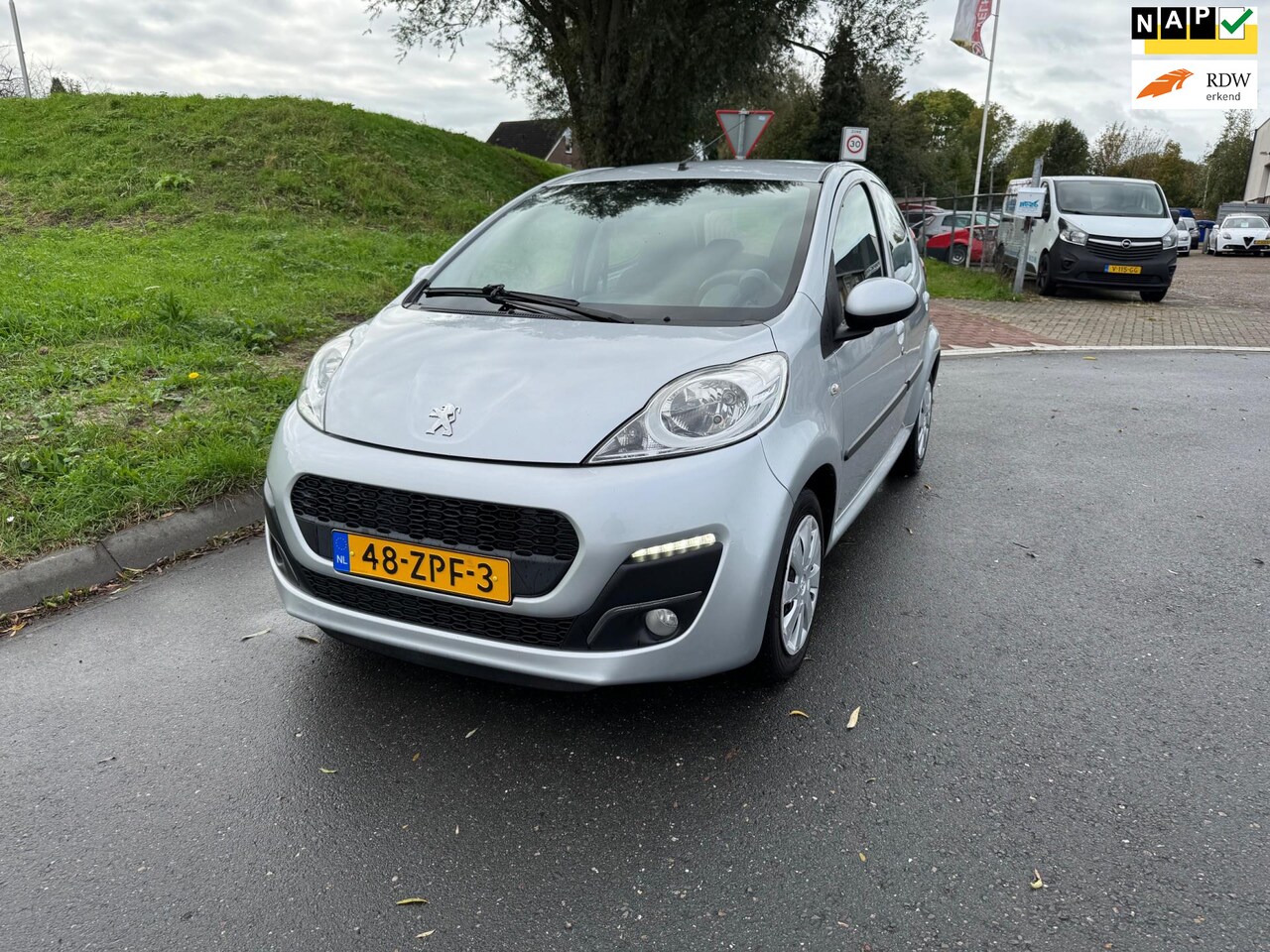 Peugeot 107 - 1.0 Active Premium Pack Airco, LED dagrijverlichting - AutoWereld.nl