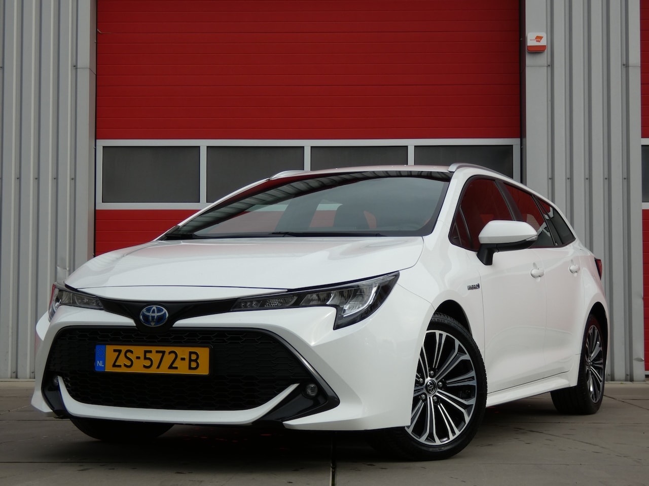 Toyota Corolla Touring Sports - 1.8 Hybrid First Edition/ lage km/ zeer mooi! - AutoWereld.nl