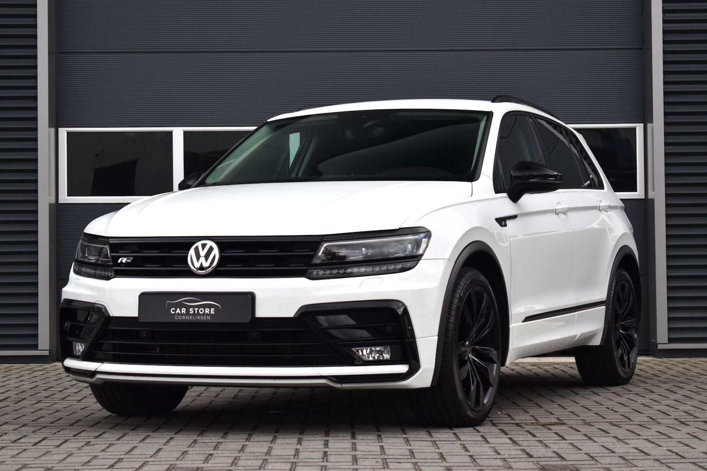 Volkswagen Tiguan - 1.4 TSI ACT / R-LINE / VIRTUAL COCKPIT / BLACK STYLE / LED / KEYLESS / ACC / LANE ASSIST / - AutoWereld.nl