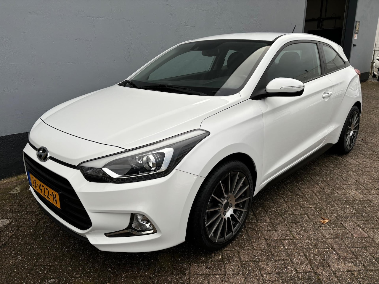 Hyundai i20 Coupé - 1.2 HP i-Motion Comfort - Trekhaak - AutoWereld.nl