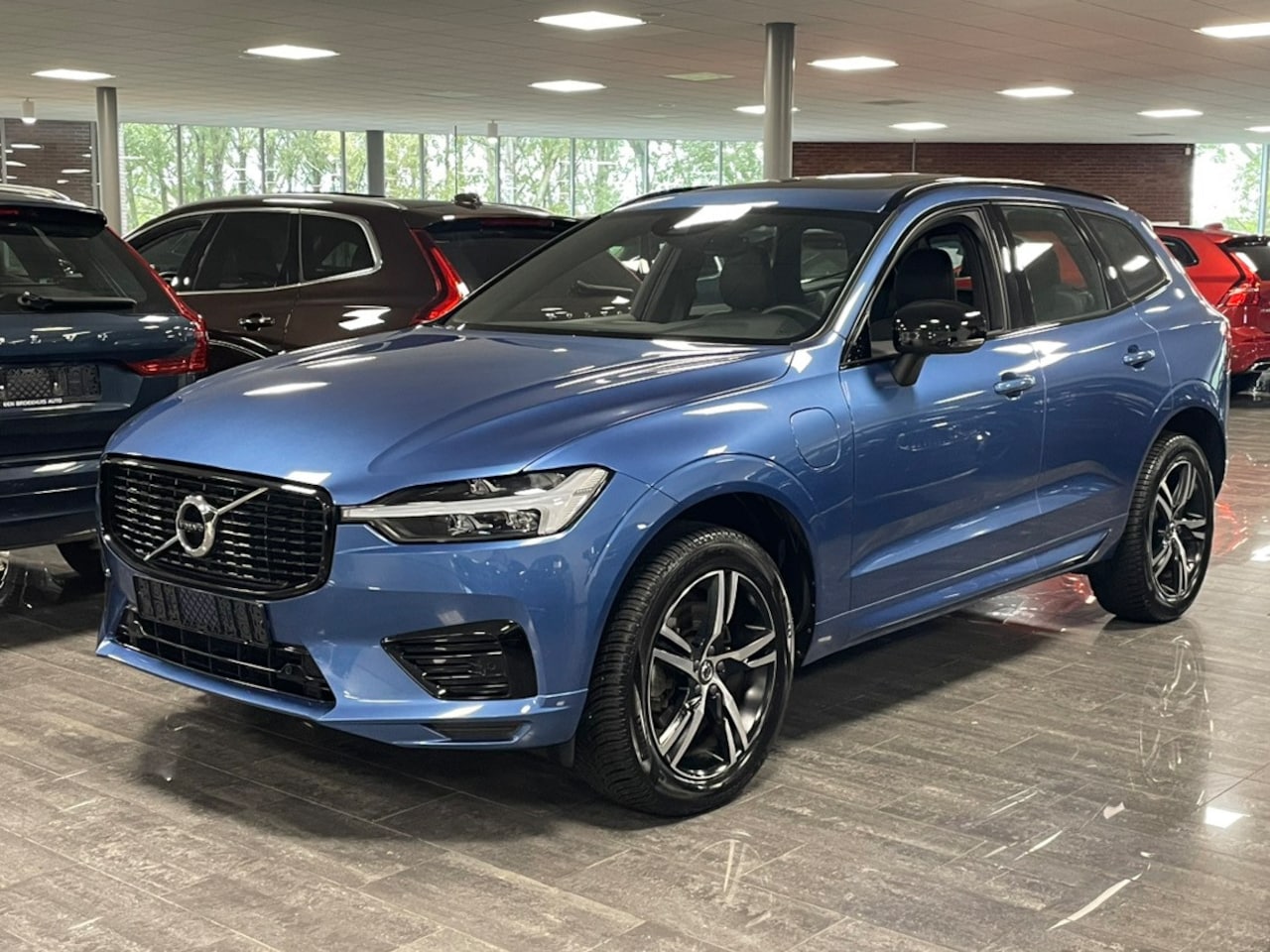 Volvo XC60 - T6 AWD Recharge R-Design | All Season Banden | Schuifdak | Stoel en Stuurwielverwarming | - AutoWereld.nl