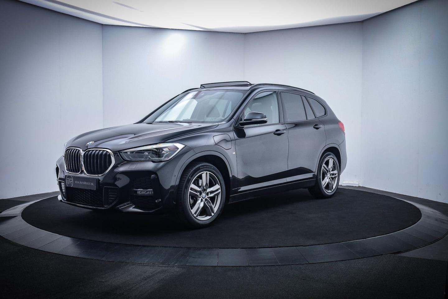 BMW X1 - 25eA M-SPORT X-Drive High Executive PANO/HEAD UP/CAMERA/ADAPTIVE CRUISE/19"LMV/STOELVERW. - AutoWereld.nl