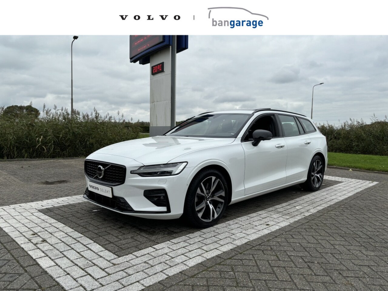 Volvo V60 - B3 Plus Dark Schuif-/kanteldak Harman/Kardon Trekhaak Automaat - AutoWereld.nl