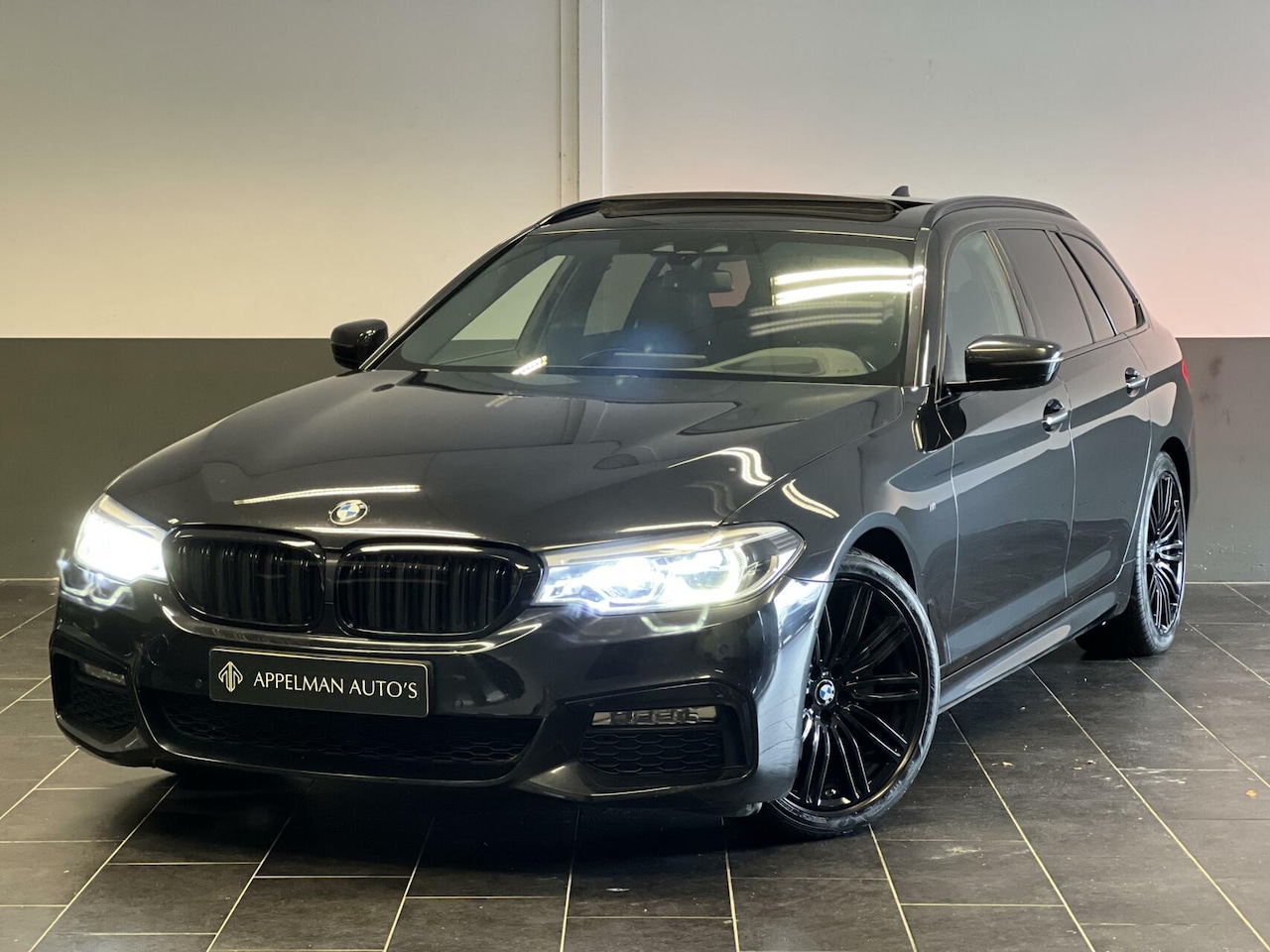 BMW 5-serie Touring - 520d High Executive M-Sport | Pano | HUD | Dodehoek | Camera | - AutoWereld.nl