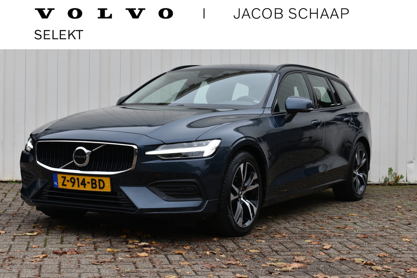 Volvo V60 - 2.0 B3 Essential Edition | Blis | Trekhaak automatisch | Achteruitrij camera | Apple Carpl - AutoWereld.nl