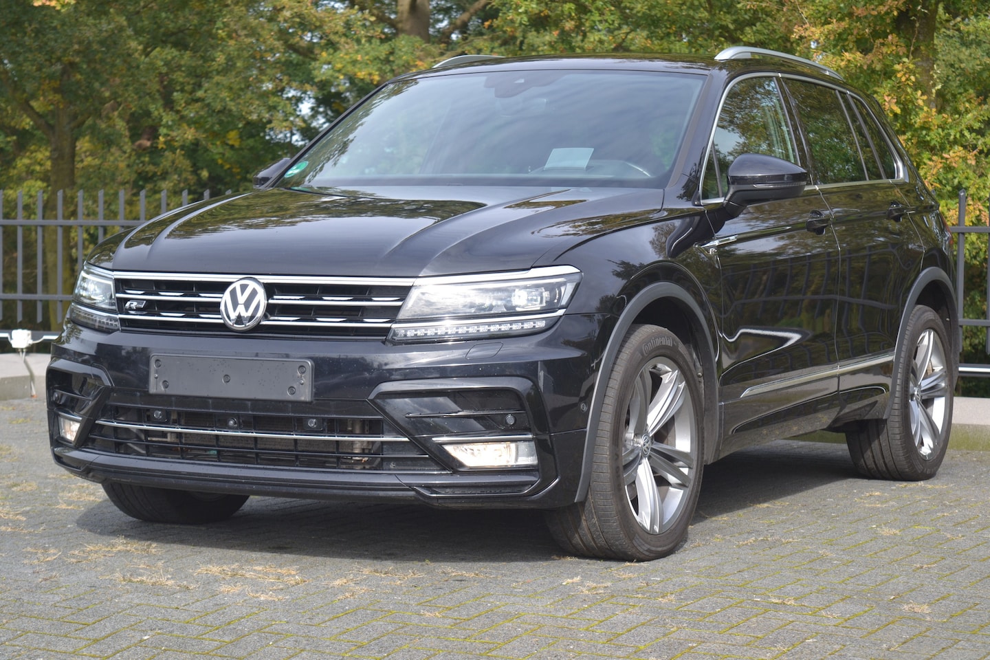 Volkswagen Tiguan - 2.0 TDi Highline 4-Motion R-Line - AutoWereld.nl