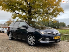 Toyota Auris Touring Sports - 1.8 Hybrid Executive | Cruise + Clima + Navi nu € 11.975,