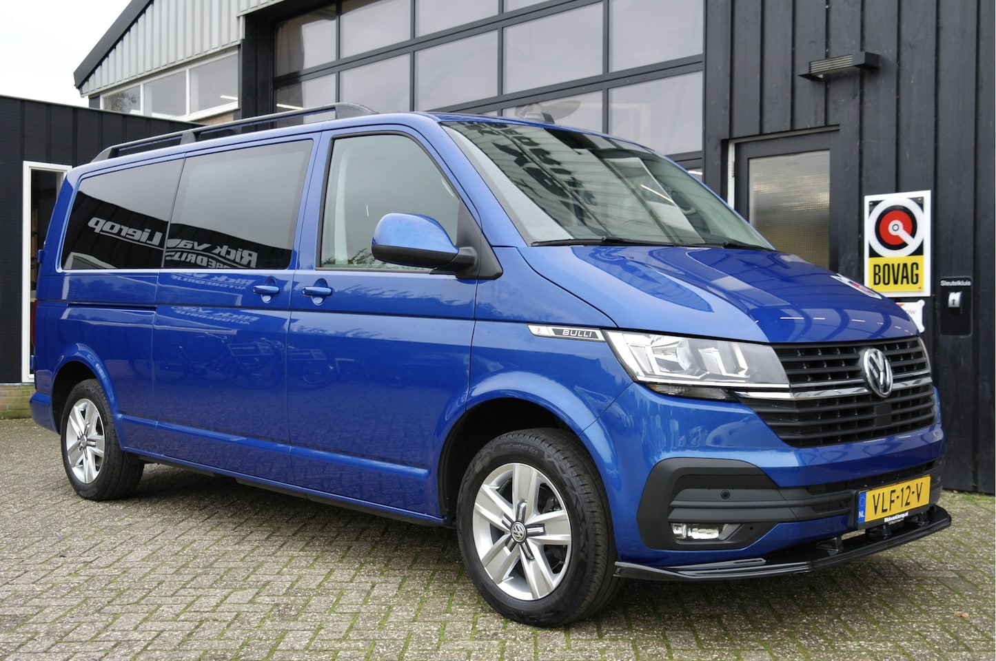 Volkswagen Transporter - 2.0 TDI L2H1 Bulli Dubbele Cabine Automaat | NL-Auto | Trekhaak | Adap.Cruise | Carplay - AutoWereld.nl