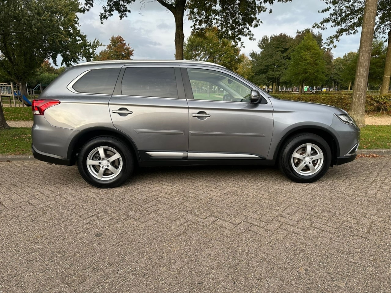 Mitsubishi Outlander - 2.0 Exec. Edition - AutoWereld.nl