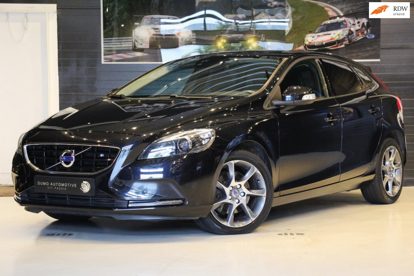 Volvo V40 - 1.6 T4 Momentum - XENON - PDC - CRUISE CONTROL - STOEL VERW - - AutoWereld.nl