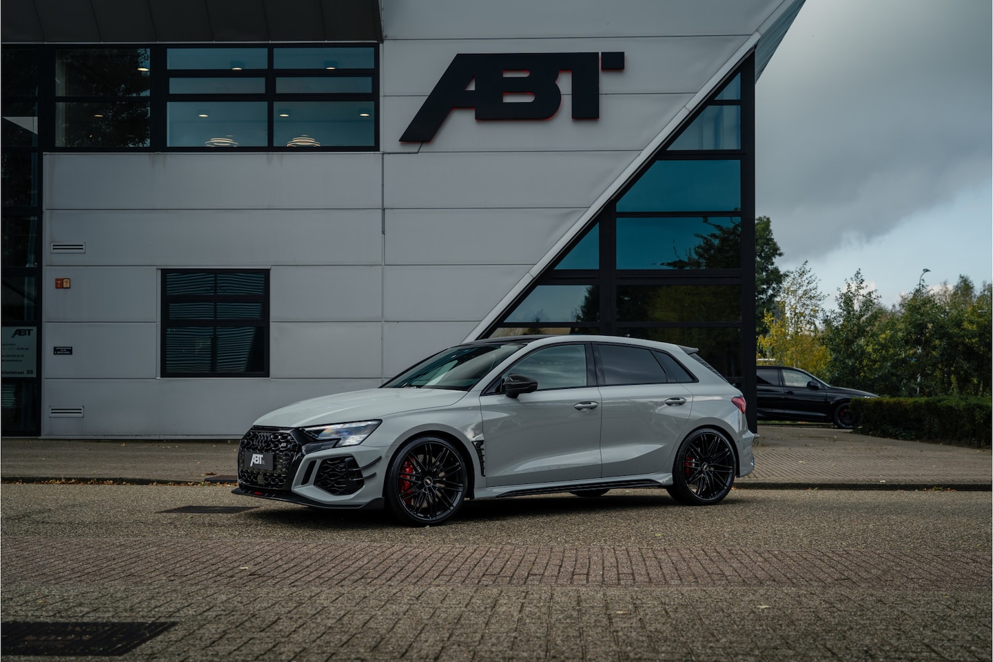 Audi RS3 - Sportback ABT RS3-R 1/200 500pk Sportclassic Grau Porsche (Audi Exclusive) Carbon | Panora - AutoWereld.nl