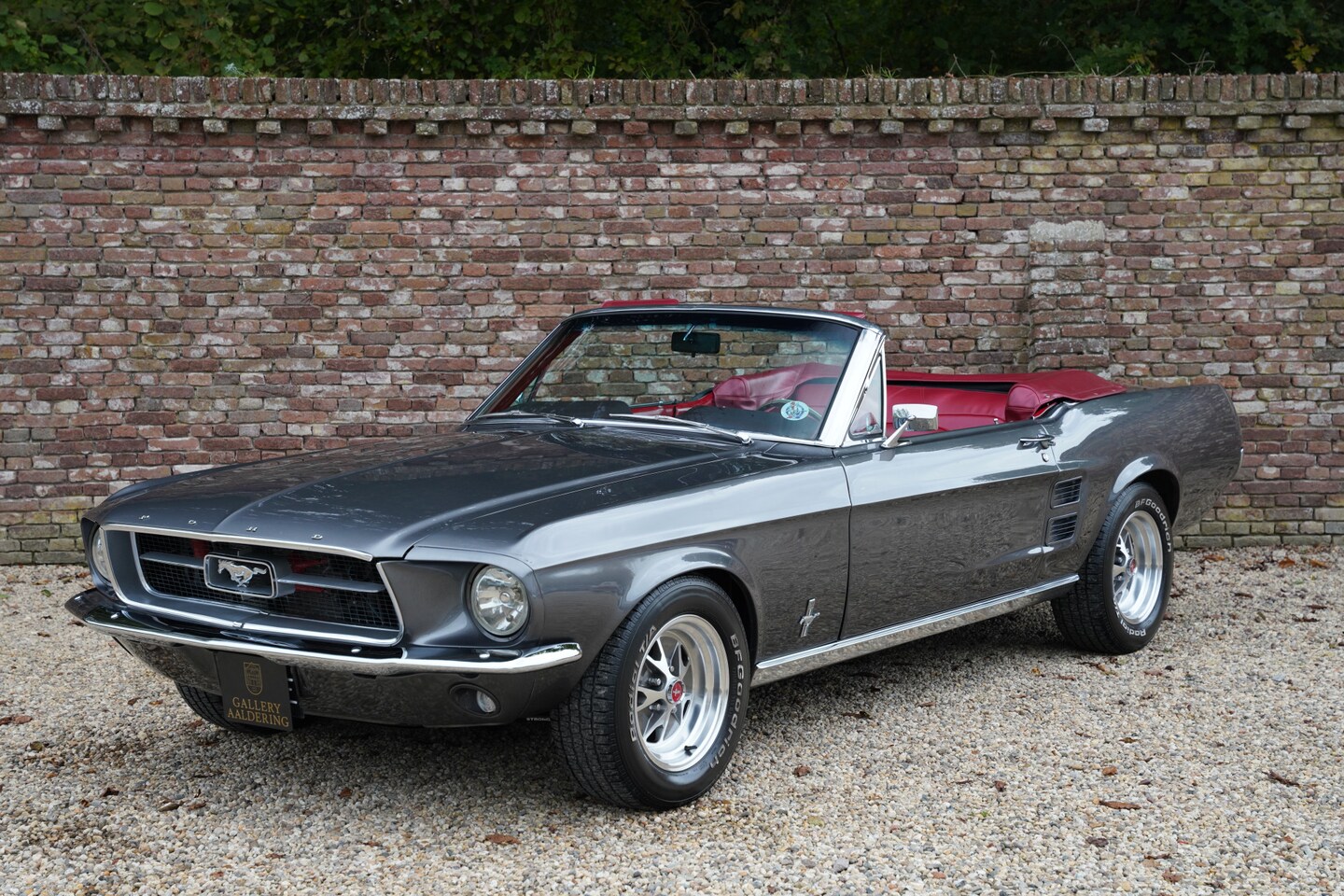 Ford Mustang Convertible - 289 "C-code" Extensive restored in 2018-2019, "Dark Smoke Grey" with a Burgundy Red interi - AutoWereld.nl