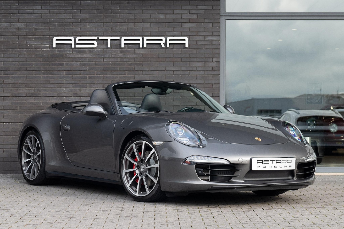 Porsche 911 Cabrio - 991 3.8 Carrera 4S | agaatgrijs | 18weg - AutoWereld.nl