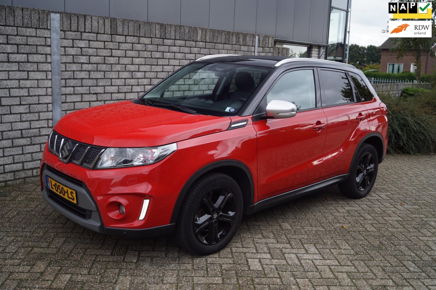 Suzuki Vitara - 1.4 S Allgrip 4WD Autom Leder/Alcantara Stoeverw Navi Camera Clima Adaptieve Cruise 2x PDC - AutoWereld.nl