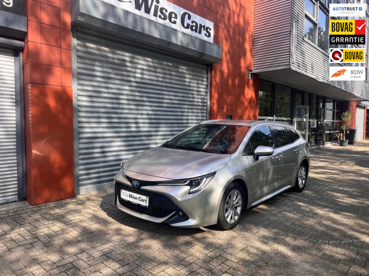 Toyota Corolla Touring Sports - 2.0 Hybrid First Edition Fabrkesgarantie! - AutoWereld.nl