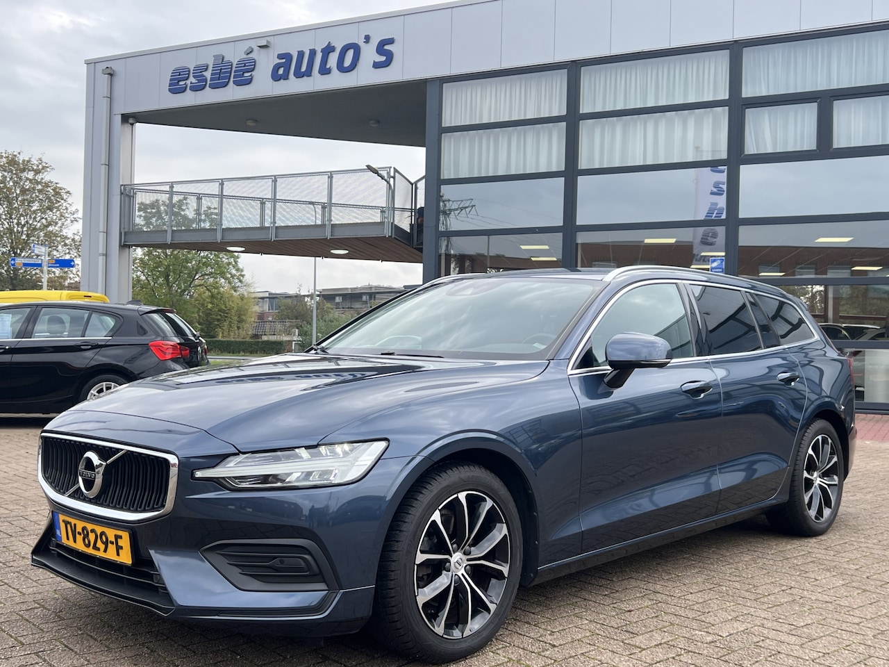 Volvo V60 - 2.0 D4 Automaat 190 pk Momentum Navigatie ACC Pilot Assit Carplay Blis Camera Parkeersenso - AutoWereld.nl