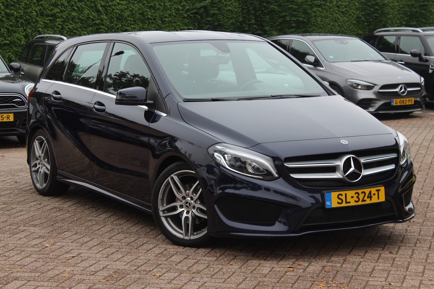 Mercedes-Benz B-klasse - 180 Business Solution AMG Upgrade Edition / Trekhaak / Camera / Navigatie / 18'' / Stoelve - AutoWereld.nl