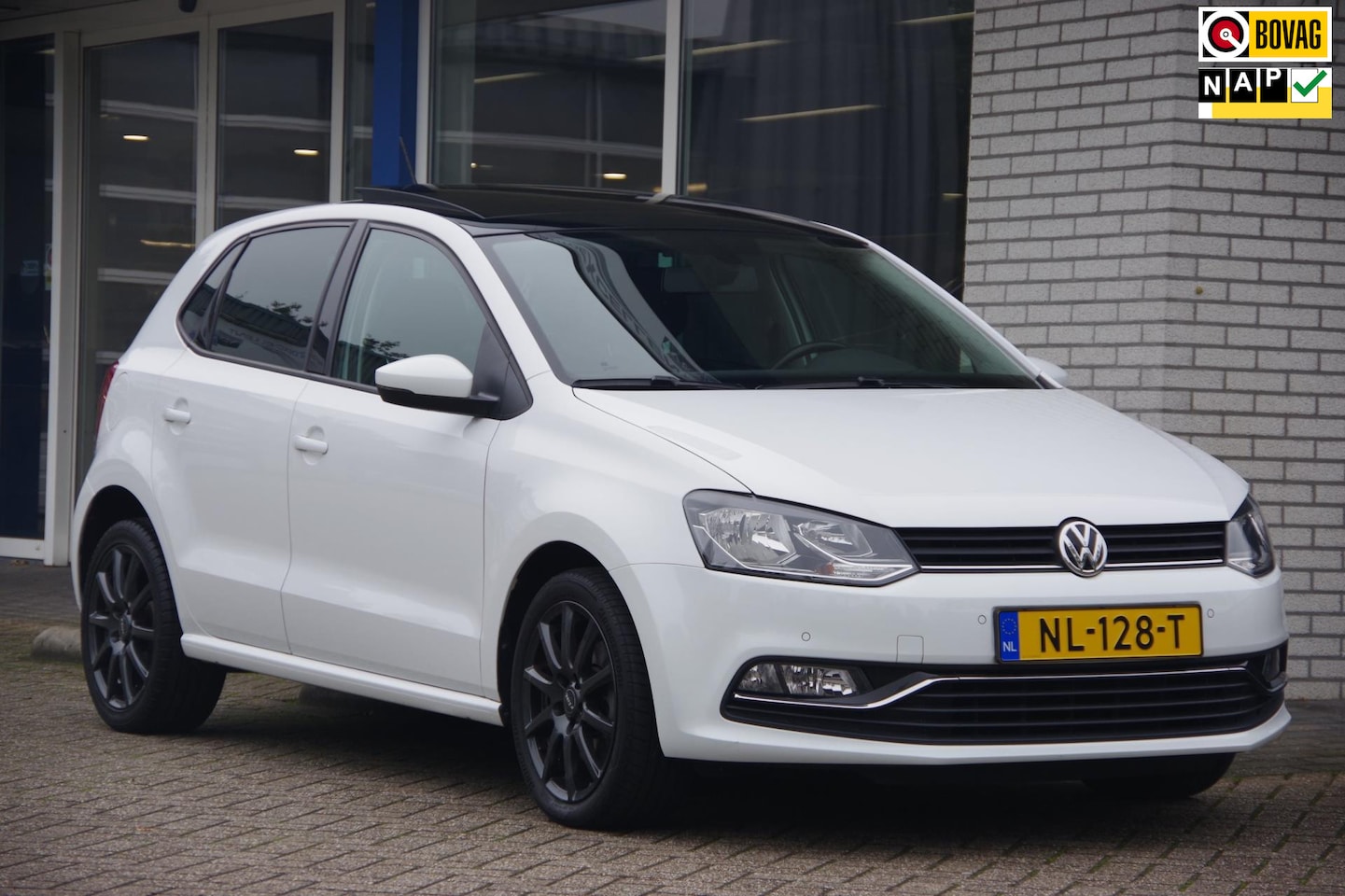 Volkswagen Polo - 1.0 TSI Highline AUTOMAAT Panoramadak Trekhaak Navigatie App-connect - AutoWereld.nl