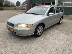 Volvo V70 - 2.5T 200 pk Momentum Automaat / trekhaak/clima/cruise control/verw stoelen