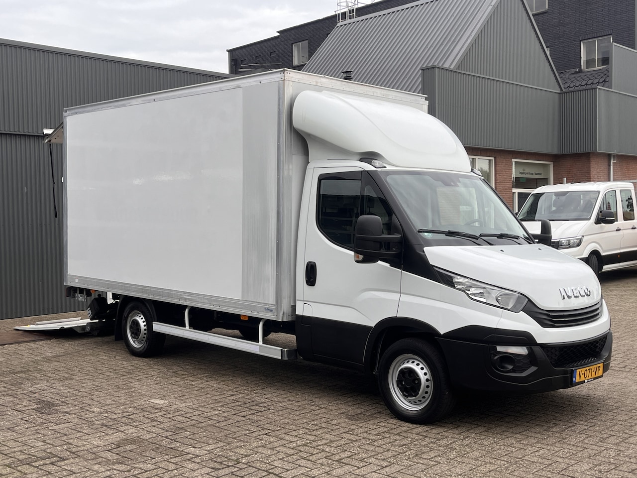 Iveco Daily - 35S16V 2.3 160pk Bakwagen 500kg laadklep Automaat 8 traps Airco Stuurwielbediening Telefoo - AutoWereld.nl