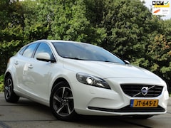 Volvo V40 - 2.0 T2 Nordic+ - STOEL VERW - PARK SENS - VOL DEALER ONDERHOUDEN - XENON - TREKHAAK