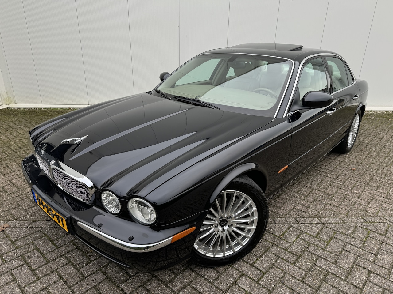 Jaguar XJ - 3.0 V6 YOUNGTIMER ! Luchtvering Memory PTS Schuifkanteldak ECC Leder Metallic Keurig Nette - AutoWereld.nl