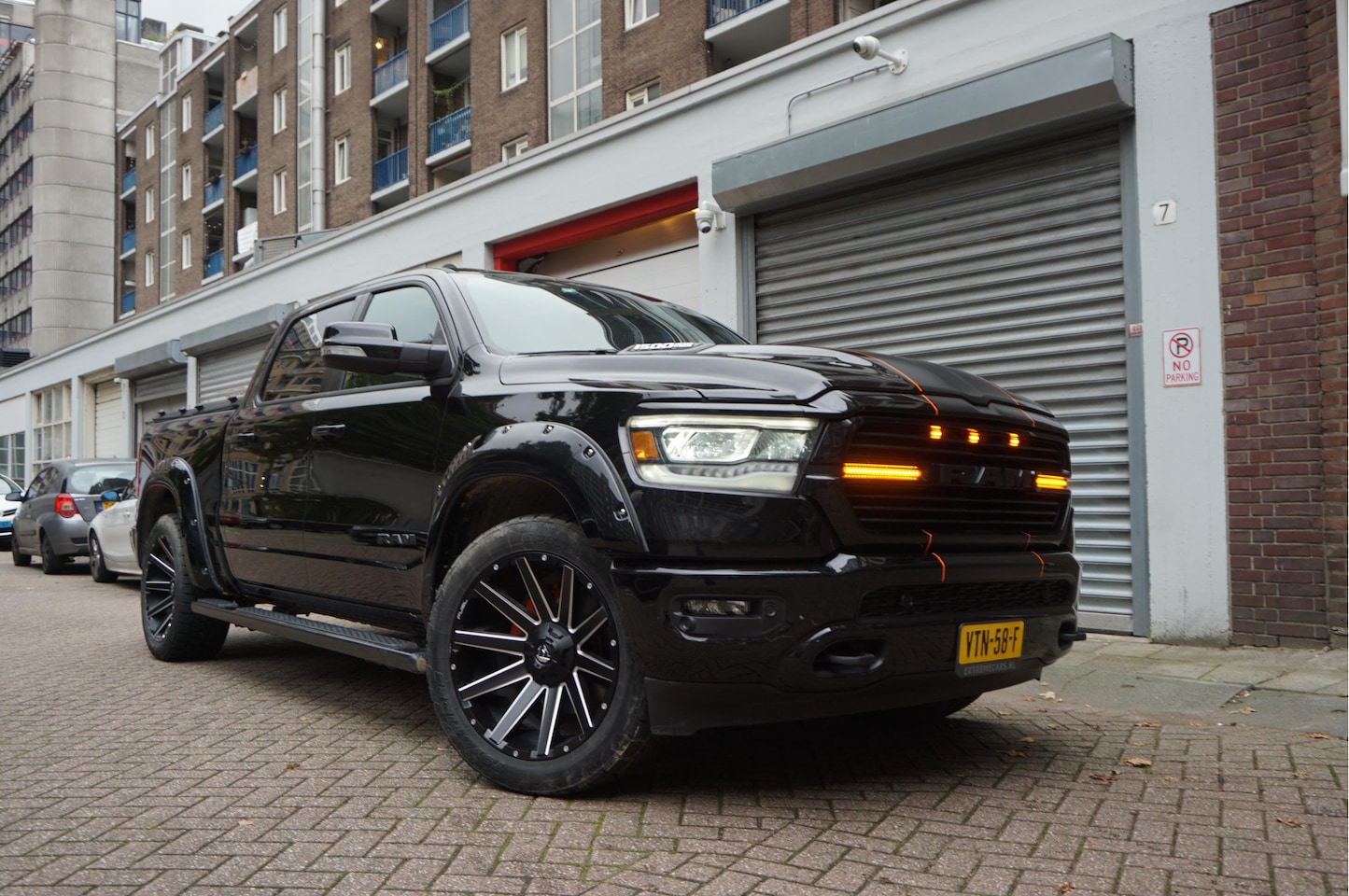 Dodge Ram 1500 - 5.7 V8 4x4 Crew Cab Laramie Sport | PANO | LPG Grooe NAVI | Apple Carplay | 4x stoel- en s - AutoWereld.nl