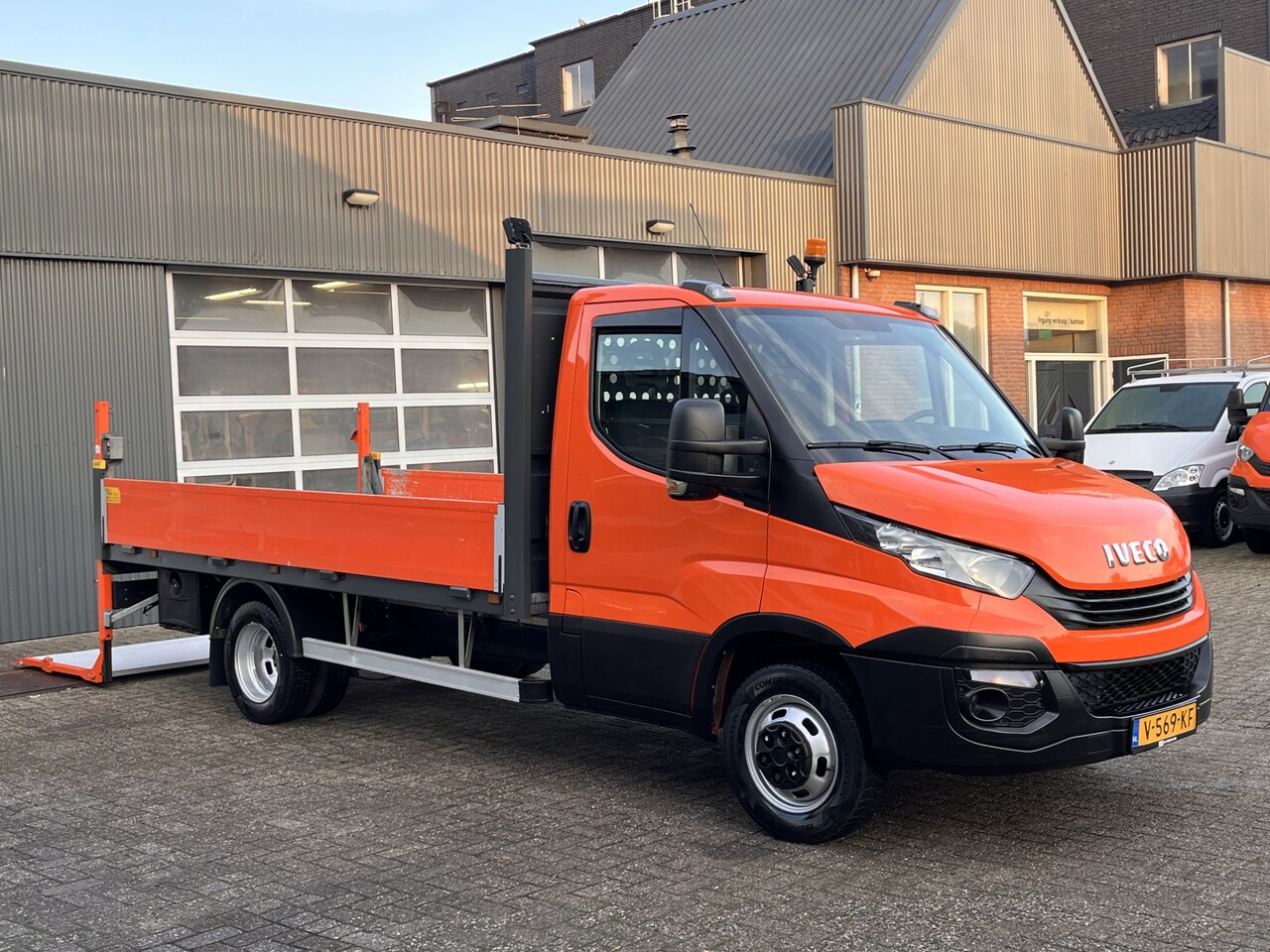 Iveco Daily - 35C14 2.3 375 Trekhaak 3500kg Laadklep 500kg Navigatie Open laadbak Pick-up Euro 6 Bpm vri - AutoWereld.nl