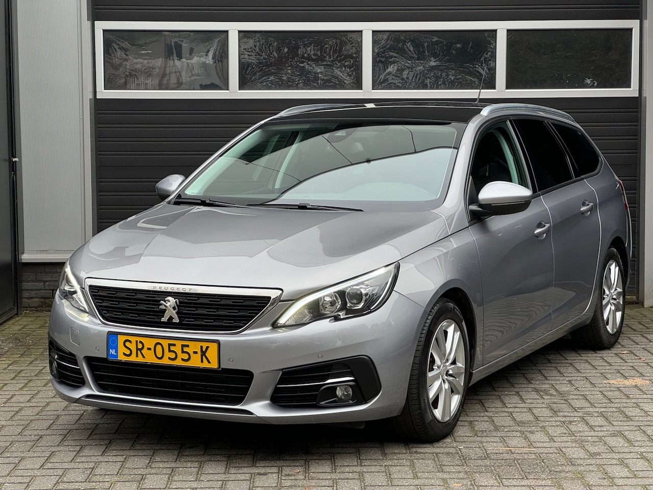 Peugeot 308 SW - 1.2 PureTech Blue Executive Xenon/Led, Pano, Cruise, Climate Control, NAP - AutoWereld.nl