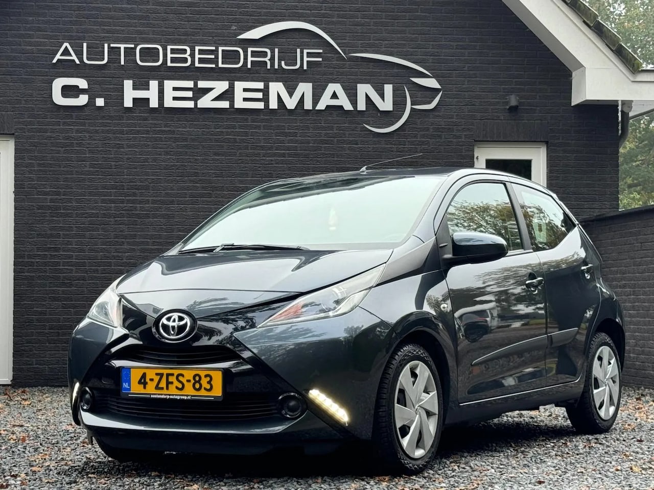 Toyota Aygo - 1.0 VVT-i x-play APPLE CARPLAY CAMERA CRUISE LIM AIRCO 5 DEURS - AutoWereld.nl