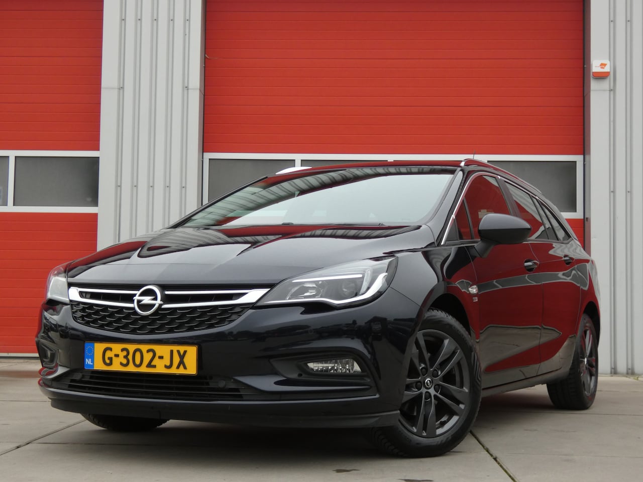 Opel Astra Sports Tourer - 1.0 Turbo 120 Jaar Edition/ lage km/ trekhaak! - AutoWereld.nl