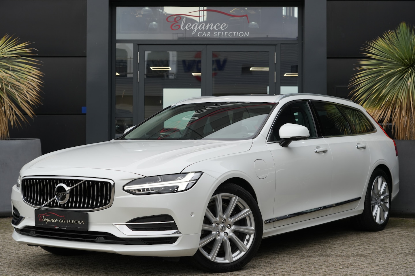 Volvo V90 - 2.0 T8 AWD Inscription 392pk Panoramadak/Stoelverwarming/360Camera - AutoWereld.nl