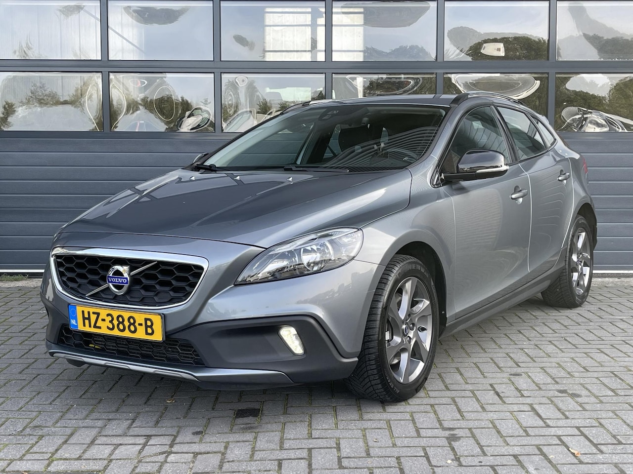 Volvo V40 Cross Country - 2.0 T3 MOMENTUM I NAVIGATIE I CRUISE CONTROL I CLIMATE CONTROL - AutoWereld.nl