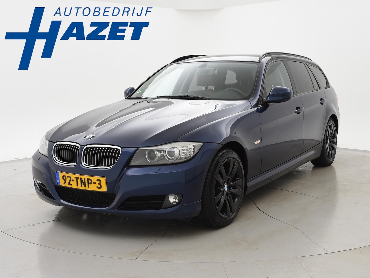 BMW 3-serie Touring - 318i + LEDER / XENON / TREKHAAK / NAVIGATIE / M-STUUR / PRIVACY / 17 INCH LMV - AutoWereld.nl