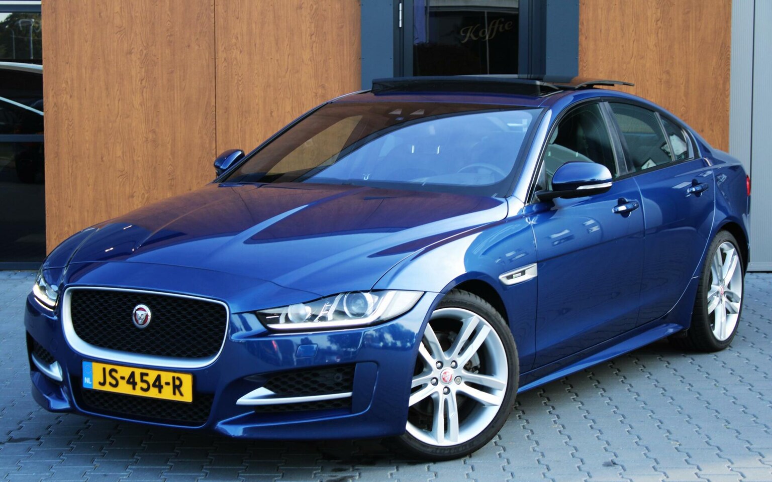 Jaguar XE - 2.0D AUT R-Sport | 13650,- EXPORT | Schuifdak | Xenon | Camera - AutoWereld.nl