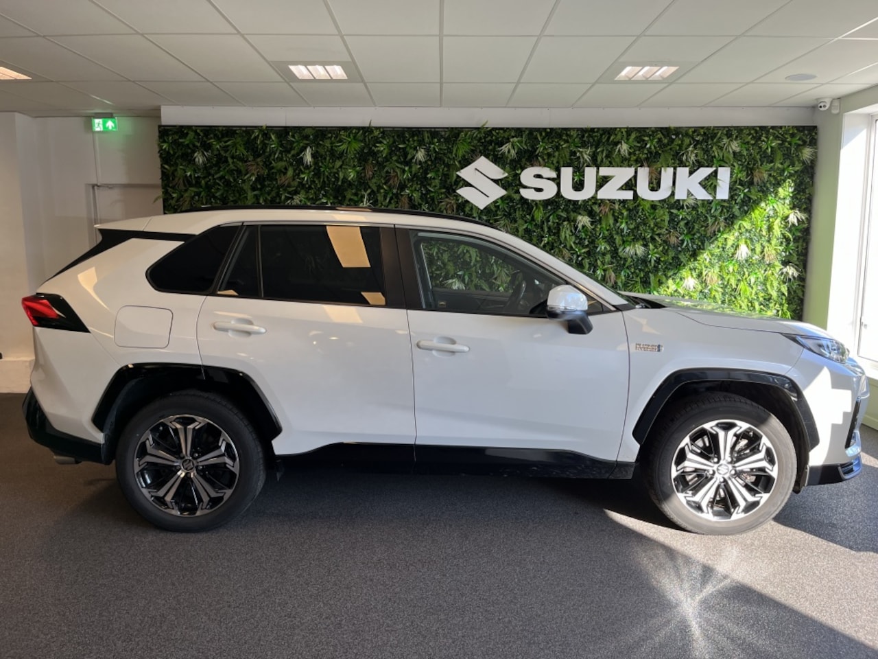 Suzuki Across - 2.5 Plug-In Hybrid CVT Autom 2.5 Plug-in Style - AutoWereld.nl