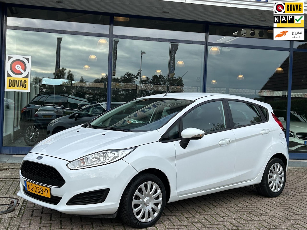 Ford Fiesta - 1.0 Style Essential 5Drs Navi Airco Bluetooth Isofix NAP NL-Auto Zerr Nette Staat! - AutoWereld.nl