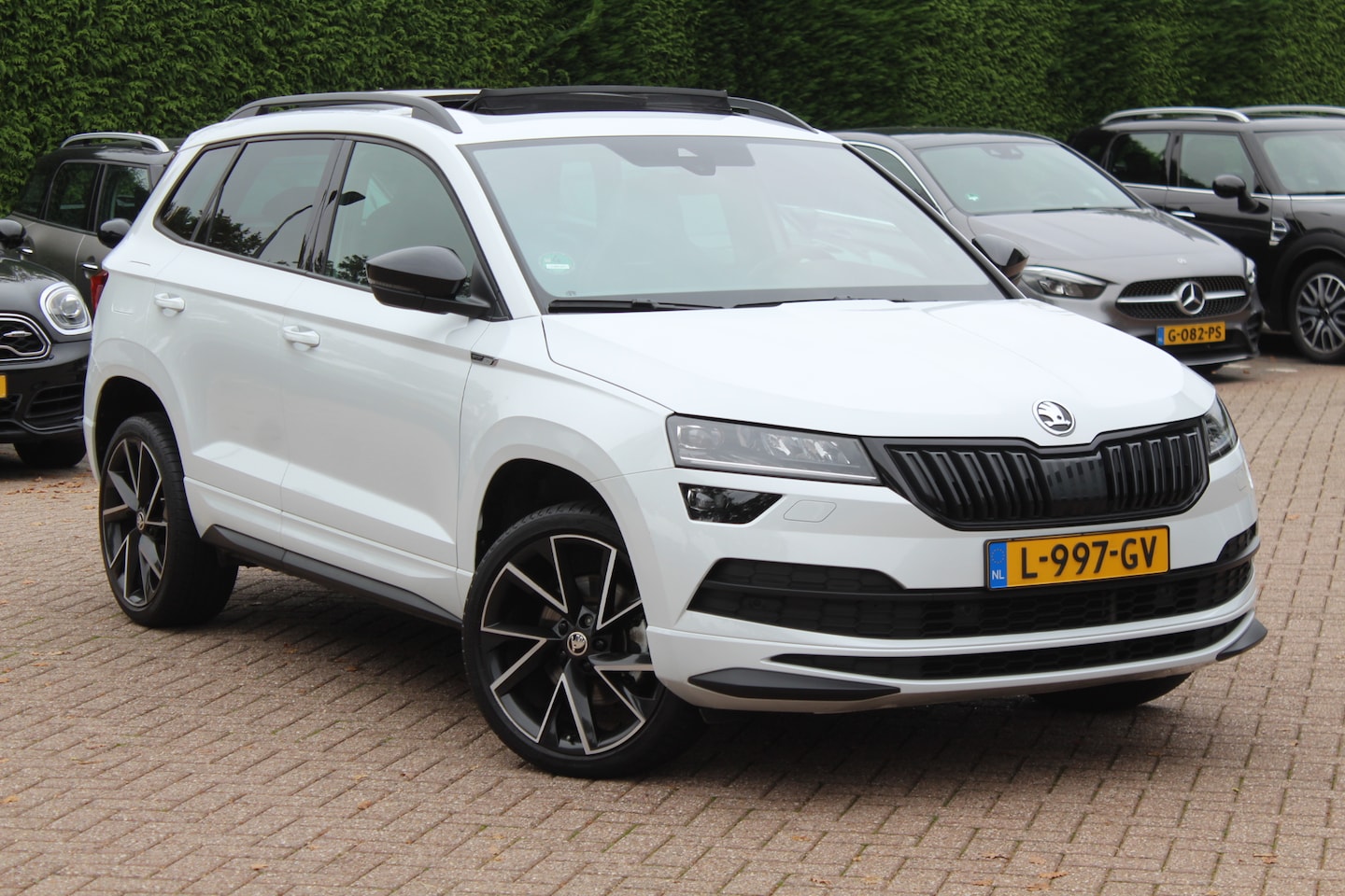 Skoda Karoq - 1.5 TSI ACT Sportline Business / Panoramadak / Camera / Keyless / ACC / 19'' / Virtual Coc - AutoWereld.nl