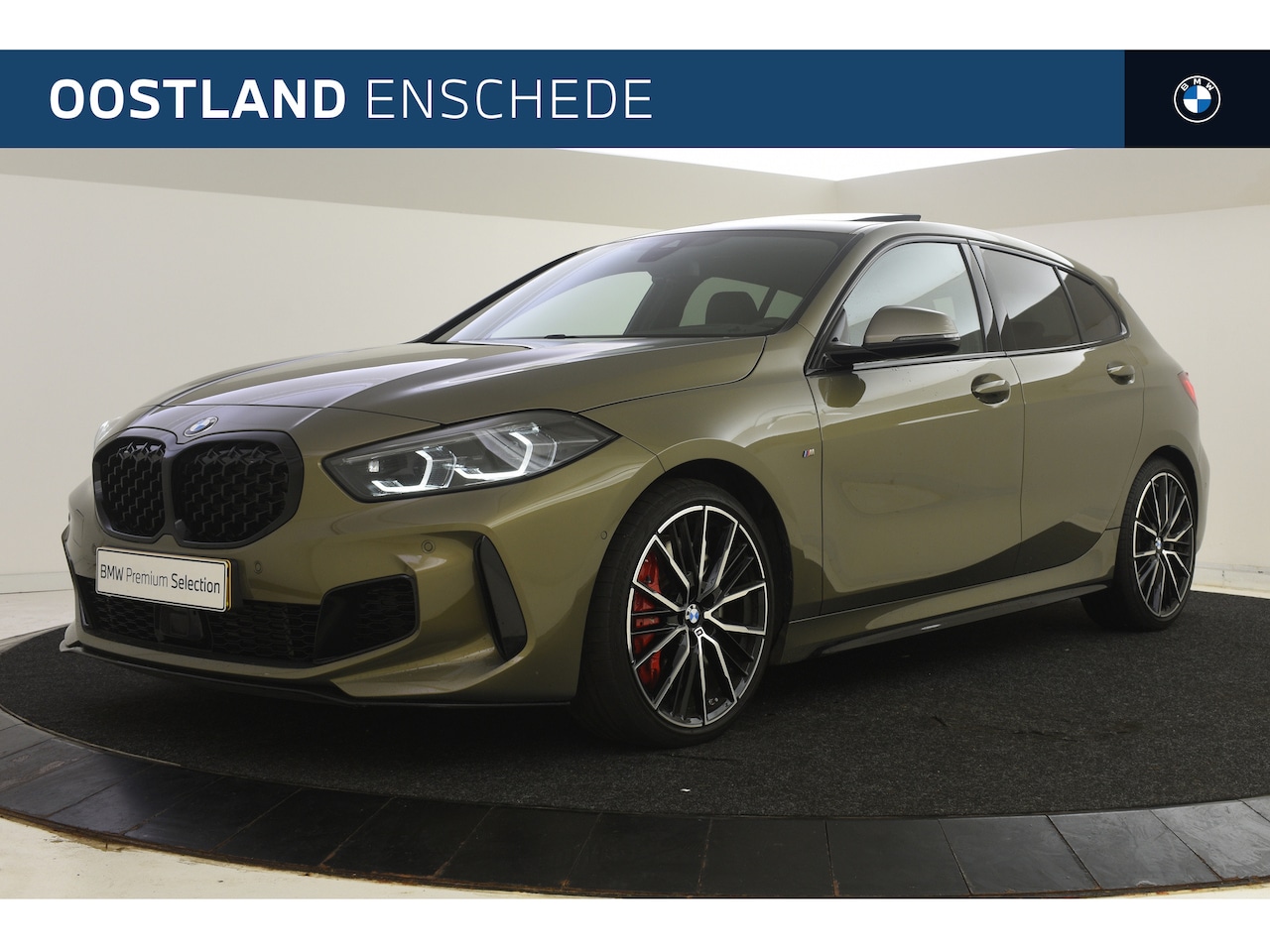 BMW 1-serie - M135i xDrive High Executive M Sport Automaat / Panoramadak / Sportstoelen / Stoelverwarmin - AutoWereld.nl