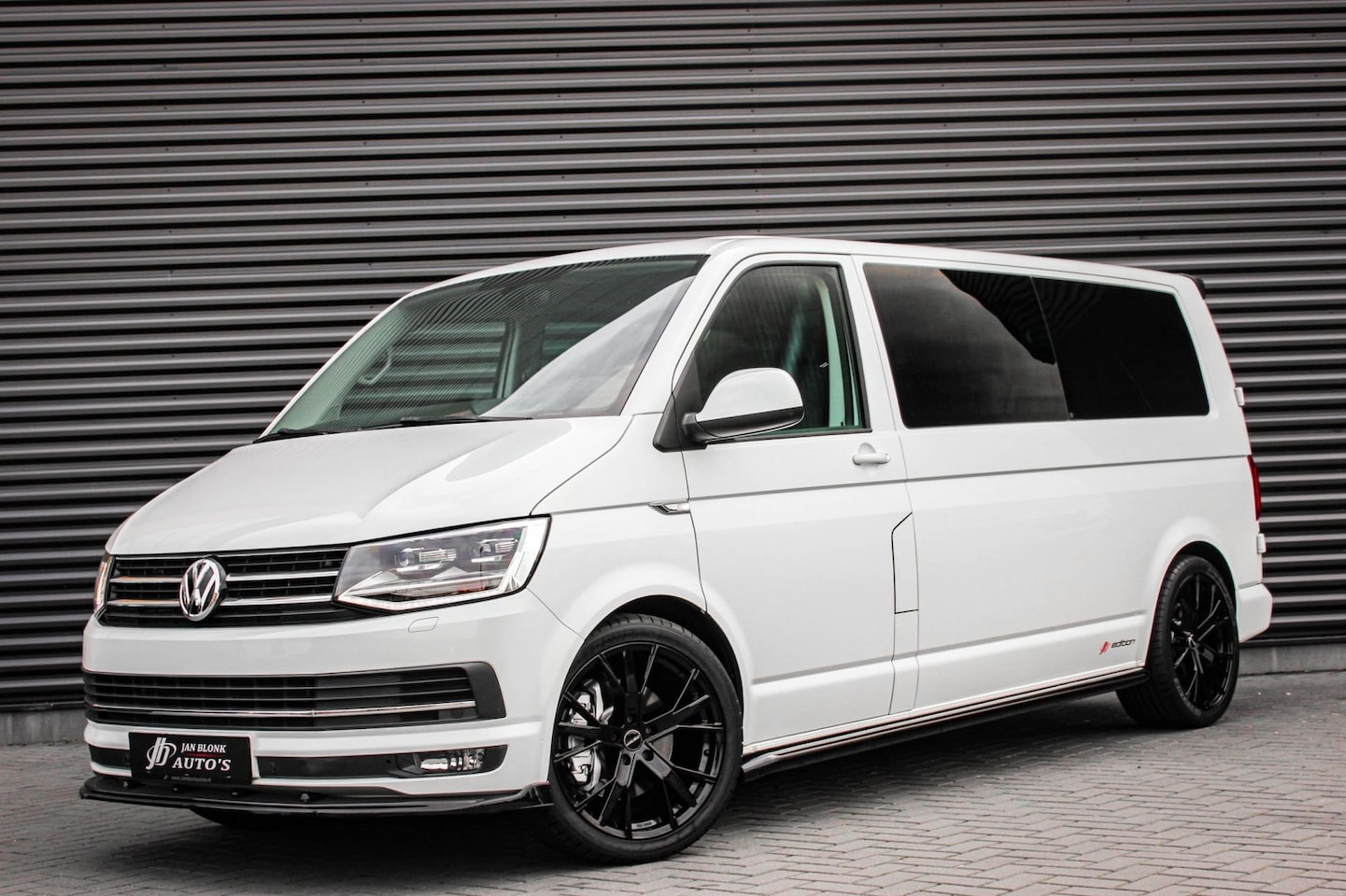 Volkswagen Transporter - 2.0 TDI L2H1 DC 204PK JB-EDTION / LEDEREN BEKLEDING / TREKHAAK / APPLE CARPLAY / AIRCO / N - AutoWereld.nl