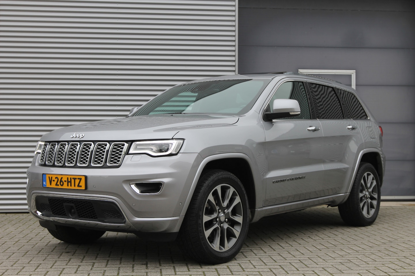 Jeep Grand Cherokee - 3.0 CRD Overland I AUT. I GRIJS KENTEKEN I PANO.DAK I CARPLAY I 29000 KM - AutoWereld.nl