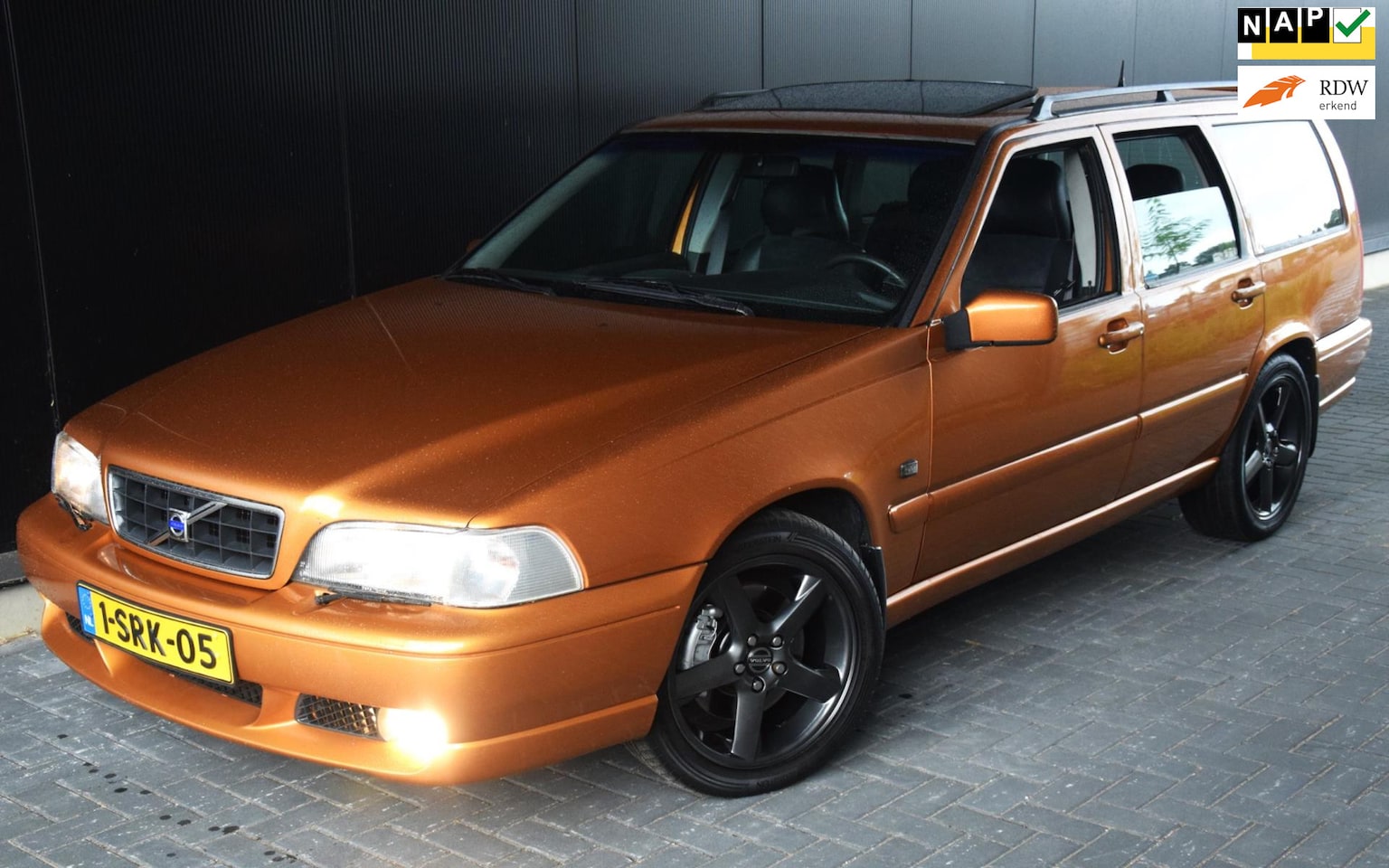 Volvo V70 - 2.3 T5 R AWD Saffron Pearl 256 pk - AutoWereld.nl