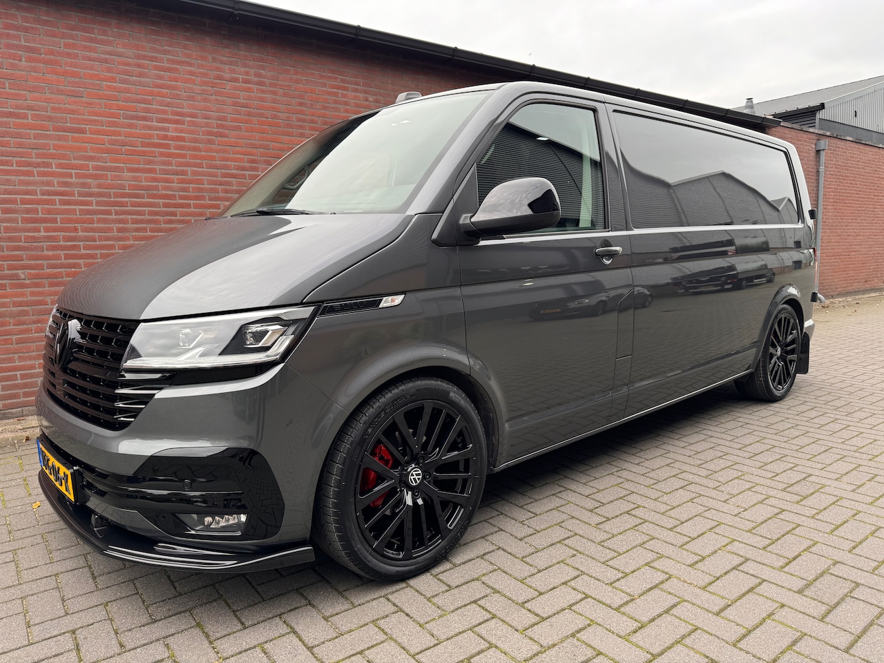 Volkswagen Transporter - 2.0 TDI L2H1 28 Bulli 2.0 TDI 150PK Black pakket/Bilstein/Trekhaak/20 inch/ACC/Leer/Led - AutoWereld.nl