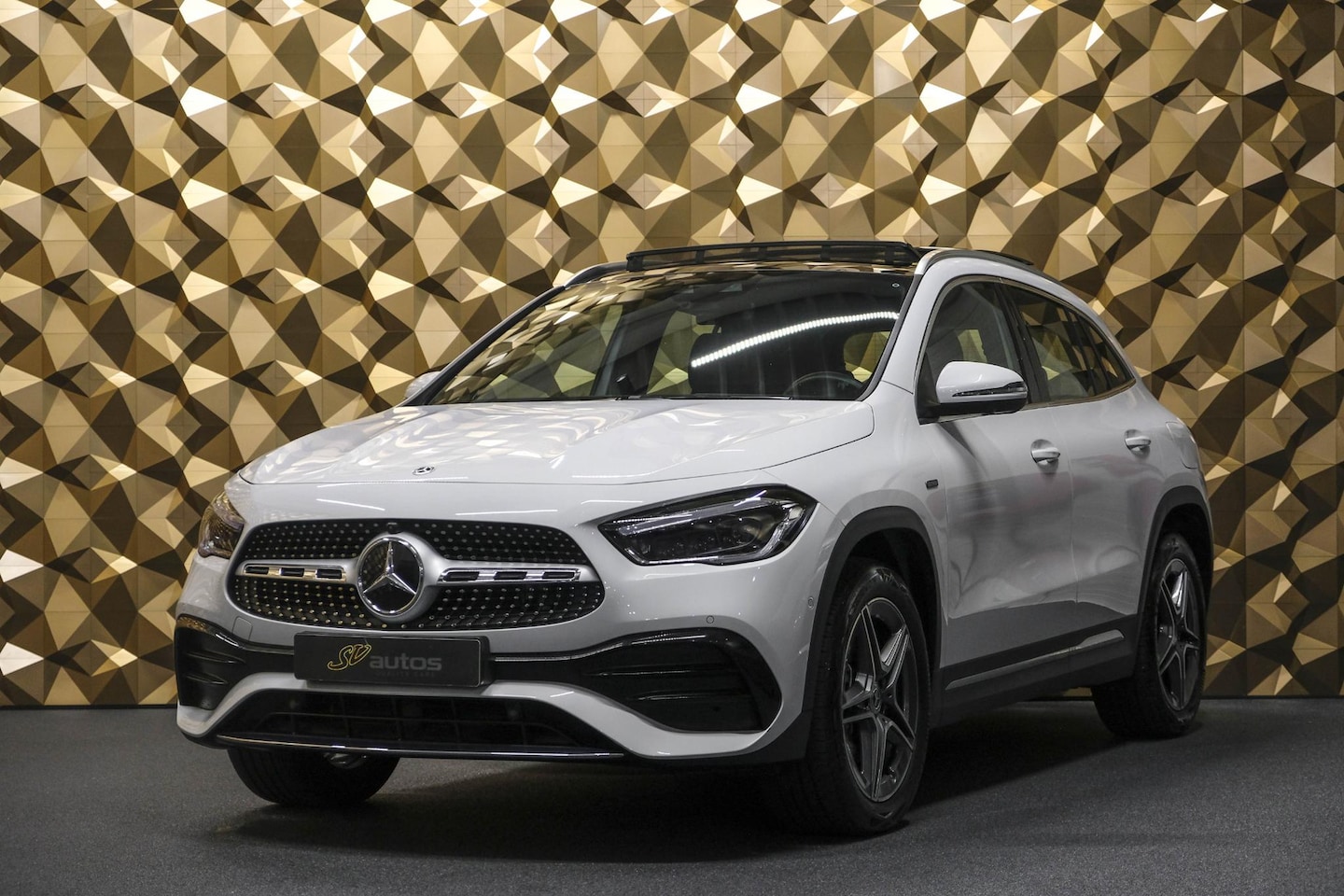 Mercedes-Benz GLA-Klasse - GLA250e AMG 218pk Panoramadak Burmester Memory Camera Augmented reality Sfeerverlichting E - AutoWereld.nl