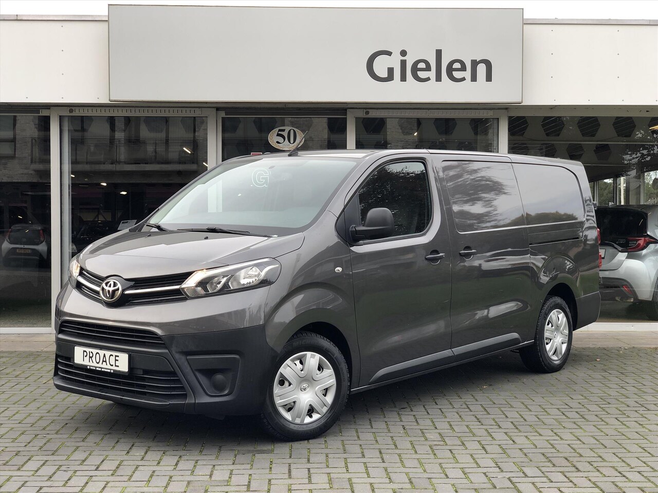 Toyota PROACE Long Worker - 2.0 D-4D 122pk Cool Comfort | Eerste eigenaar, Trekhaak, Schuifdeur, Airco, Parkeercamera - AutoWereld.nl